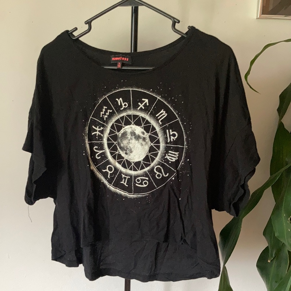 Black zodiac short sleeved crop shirt M